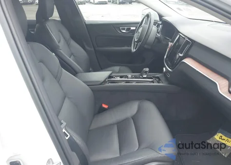 2025 Volvo V60 Cross Country Plus, B5 Awd Gas (Mild Hybrid) z USA, uszkodzony, nr VIN YV4L12WK3S2148923